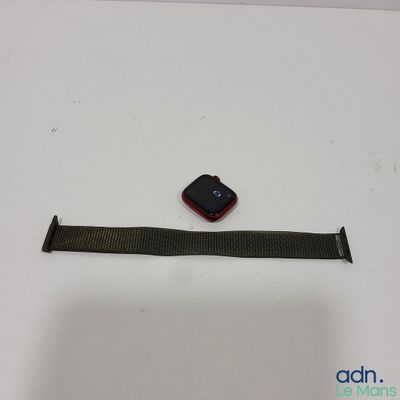 Une Apple Watch est posée sur une surface blanche, avec un bracelet noir.