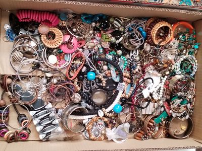 une boîte remplie de bijoux et de bracelets en tout genre