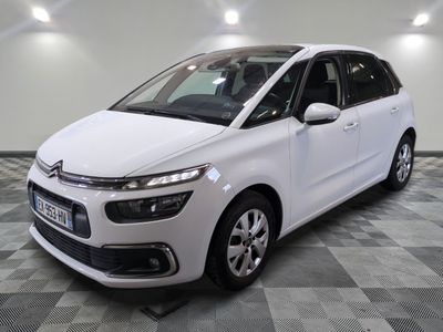 la citrole blanche est garee sur un sol en damier