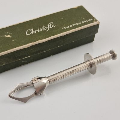 an image of a knife in a box with a box in the background