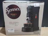 emballage d'une cafetière posée sur une table en bois