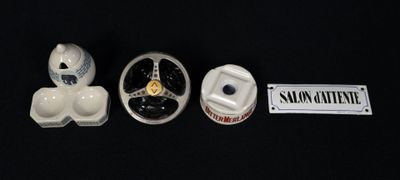 trois petites figurines assises les unes à côté des autres sur une table