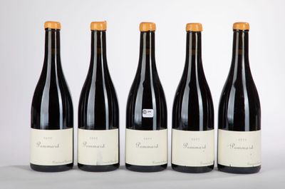 quatre bouteilles de vin sont alignées