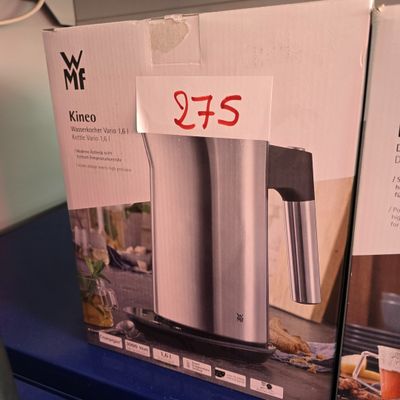 emballage d'une cafetière sur une étagère dans un magasin