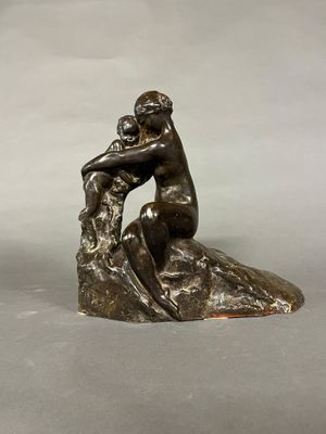 une image représentant une statue en bronze d'une femme serrant un enfant dans ses bras