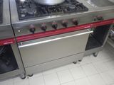 une casserole posée sur une cuisinière dans une cuisine