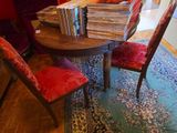 une table sur laquelle sont posés de nombreux livres