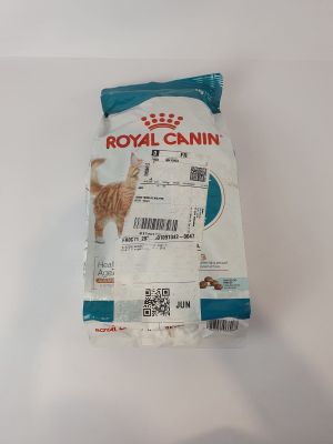un sac de croquettes Royal Canin posé sur une table