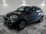 Le SUV Fiat noir est garé dans une grande pièce.