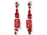 une paire de boucles d'oreilles composées de perles rouges et d'argent sur fond blanc