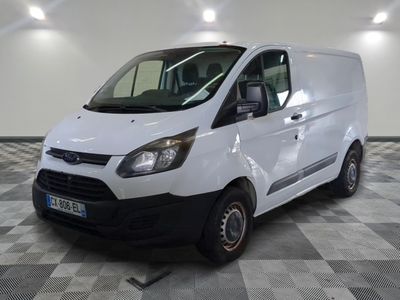 la photo d'une camionnette blanche garée dans un garage
