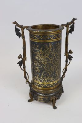 Vase en bronze à plusieurs patines, sur pieds.