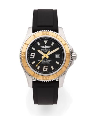 une montre noire et dorée sur fond blanc