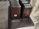 Plusieurs téléphones portables sont exposés dans un magasin, accompagnés d'une étiquette de prix