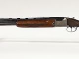 un vieux fusil de chasse avec un canon en bois et un étui en plastique transparent