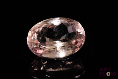une image représentant un diamant rose et noir sur un fond noir