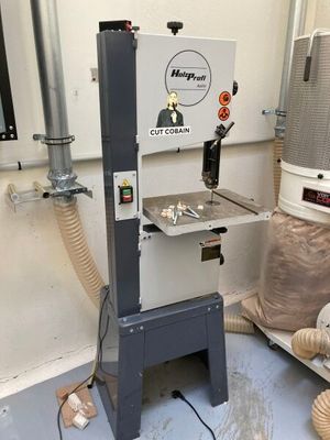 une machine posée sur le sol d'une pièce