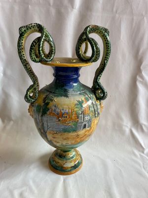 un vase bleu et vert muni de deux anses, sur fond blanc