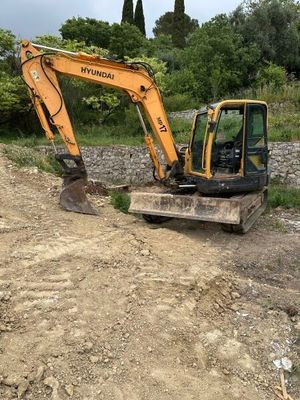 une petite pelleteuse garée sur le bord de la route