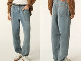 deux photos d'une femme vêtue d'un pull marron et d'un jean