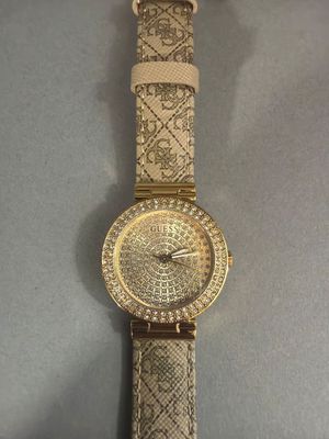 Gros plan sur une montre-bracelet ornée de diamants