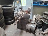 une machine qui se trouve dans une pièce où il y a beaucoup de pneus