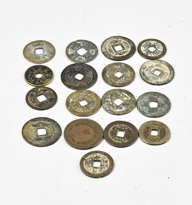 un lot de pièces de monnaie posées sur une table
