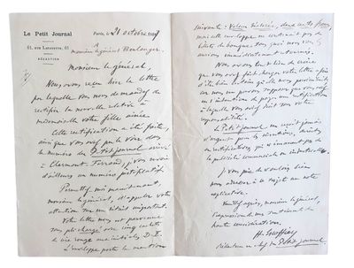 une vieille lettre manuscrite écrite à l'encre noire sur un morceau de papier