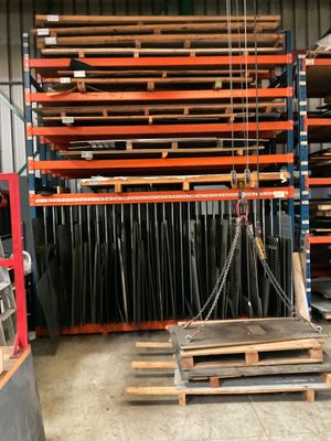 un grand nombre de palettes dans un grand entrepôt
