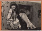 une photo en noir et blanc d'une femme assise sur une chaise