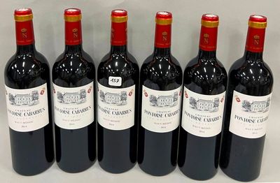 six bouteilles de vin rouge alignées sur une table
