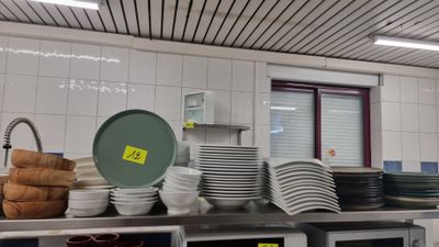 Lot d'assiettes en céramique dépareillées, coupelles, ramequ…