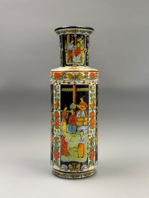 une image représentant un grand vase orné d'une peinture