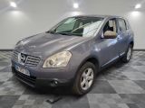 une photo d'un Nissan RAV gris garé dans un garage