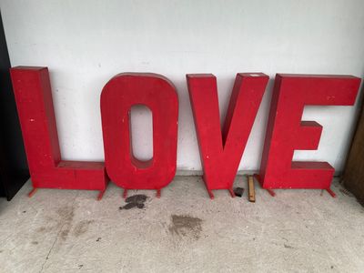 Quatre lettres CTP rouge "LOVE"