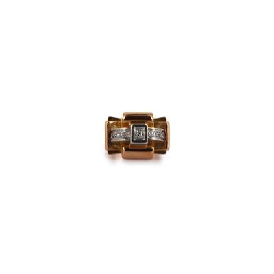 un gros plan d'une bague sertie de deux diamants