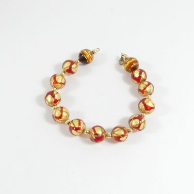 bracelet en perles de verre dorées et rouges, rehaussé de détails dorés