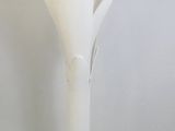 une lampe blanche posée sur une table