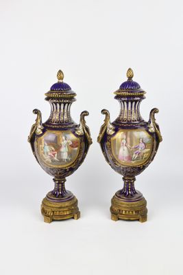 une paire de vases violets et dorés ornés de figures peintes