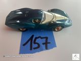 une petite voiture posée sur une feuille de papier bleue