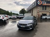 une voiture garée devant un bâtiment