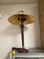 Lampe style TIFFANY. Haut. 78. Vente judiciaire faite aux fr…