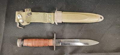 deux couteaux posés l'un à côté de l'autre sur une table