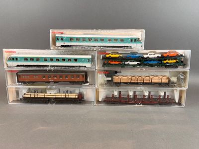 trois petits trains qui sont rangés dans une boîte