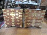 une commode ornée de motifs dorés et noirs