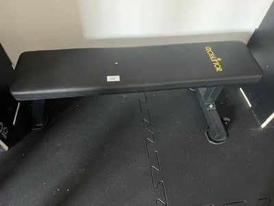 un banc posé à même le sol dans la pièce