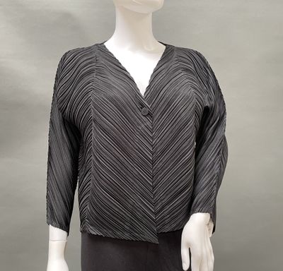 an image of a mannequin mannequin wearing a black and white top