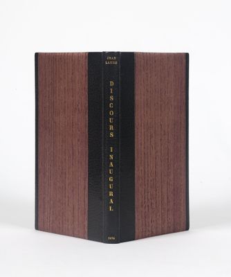 une image représentant un livre avec une couverture noire et une couverture marron