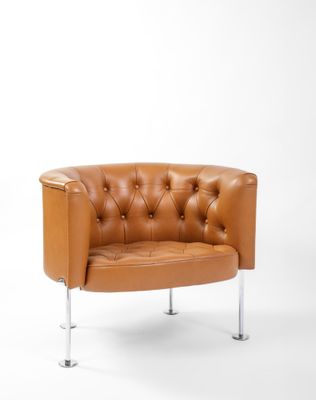 une image d'une chaise en cuir marron sur fond blanc