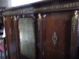 une grande armoire en bois ornée de dorures